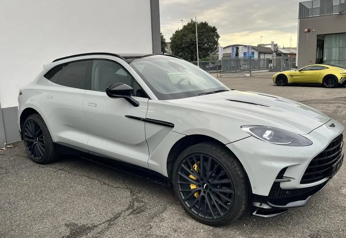 Aston Martin DBX 707 2026, vista frontal — Priveo Cars, Europa