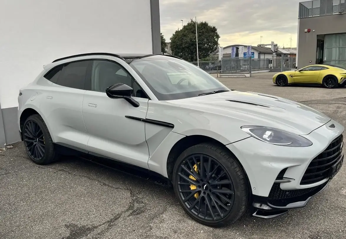 Aston Martin DBX 707 2026, vista frontal — Priveo Cars, Europa