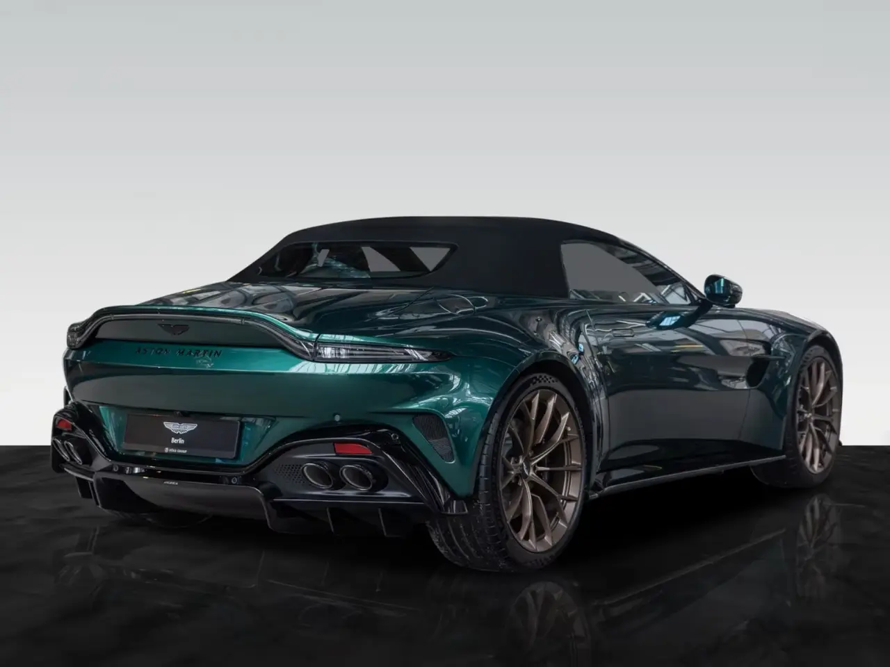 Aston Martin Vantage V8 Spider 2026, vista posteriore — Priveo Cars, Europa. Aston Martin Vantage V8 Spider 2026