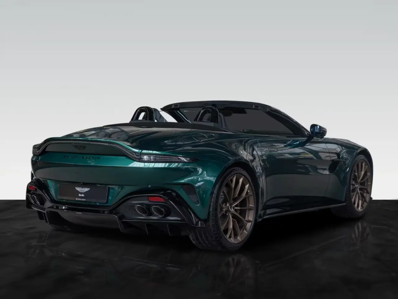 Aston Martin Vantage V8 Spider 2026, cruscotto — Priveo Cars, Europa. Aston Martin Vantage V8 Spider 2026