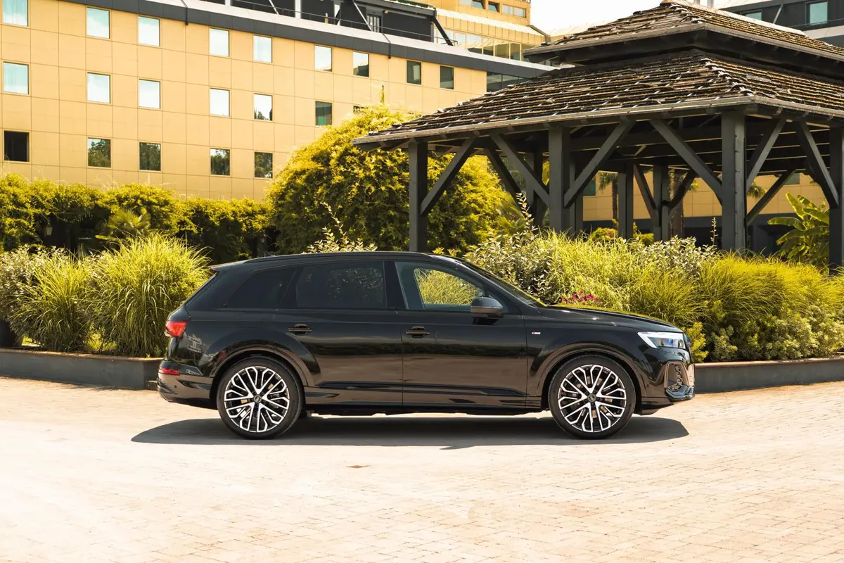 Audi Q7 50 TDI S-Line Edition 2025, front view — Priveo Cars, Europe