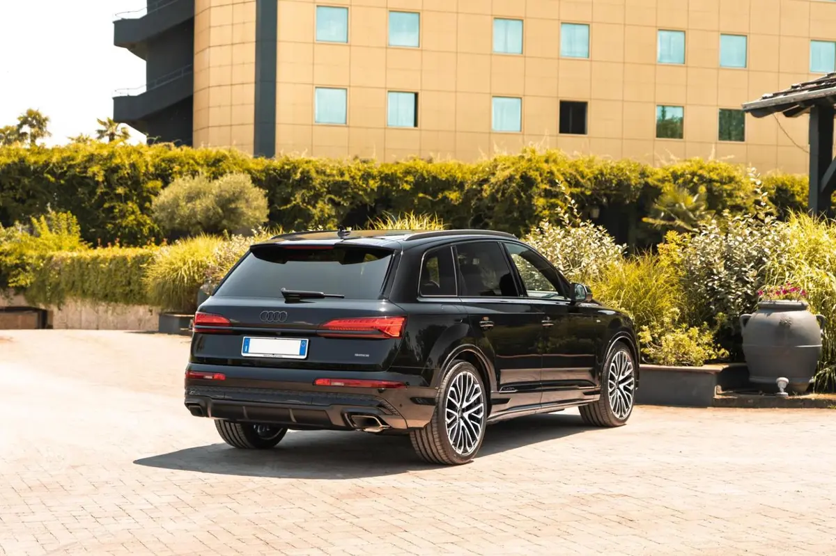 Audi Q7 50 TDI S-Line Edition 2025, dashboard — Priveo Cars, Europe