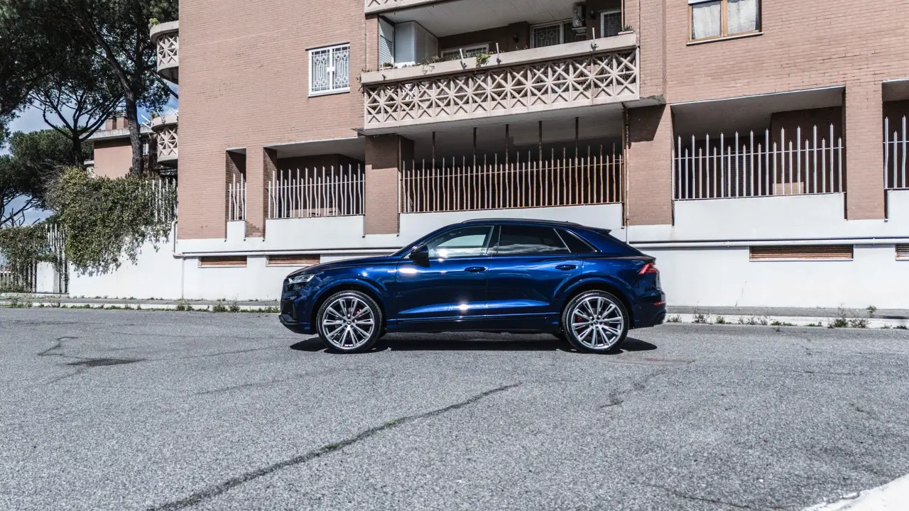 Audi Q8 55 TFSI 2022, vista frontale — Priveo Cars, Europa. Audi Q8 55 TFSI 2022