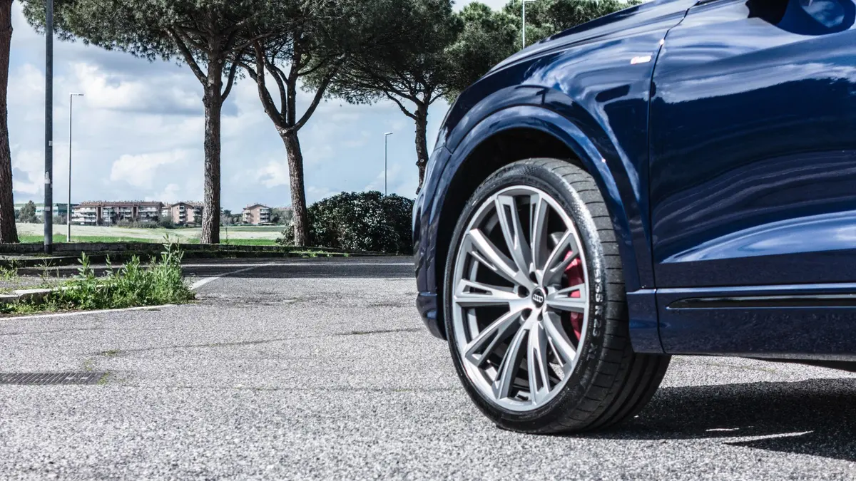 Audi Q8 55 TFSI 2022, vista trasera — Priveo Cars, Europa