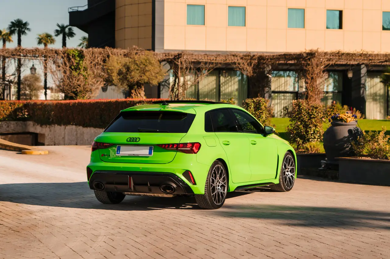 Audi RS3 Restyling 2025, vista posteriore — Priveo Cars, Europa. Audi RS3 Restyling 2025