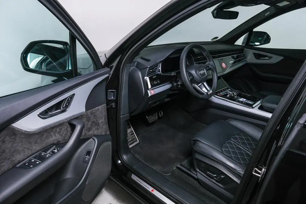 Audi SQ7 2025, vista frontal — Priveo Cars, Europa