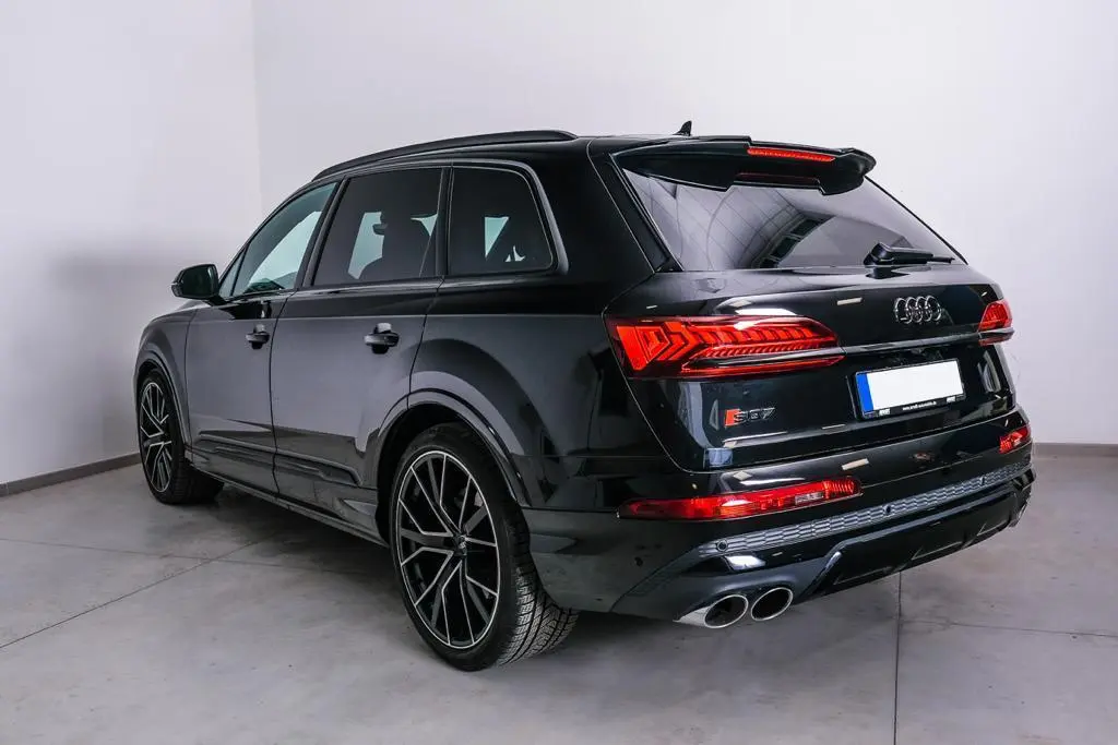Audi SQ7 2025, vista trasera — Priveo Cars, Europa