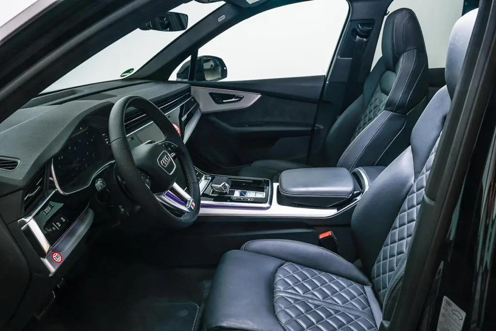 Audi SQ7 2025, salpicadero — Priveo Cars, Europa