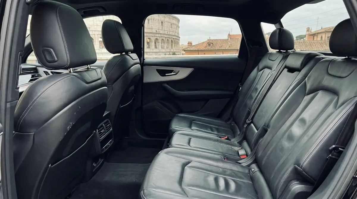 Audi SQ7 7seater 2023, interior — Priveo Cars, Europa