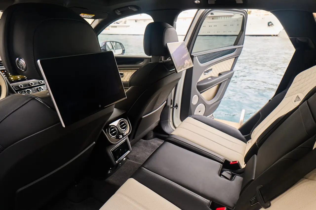 Bentley Bentayga V8-S 2024, interni — Priveo Cars, Europa. Bentley Bentayga V8-S 2024