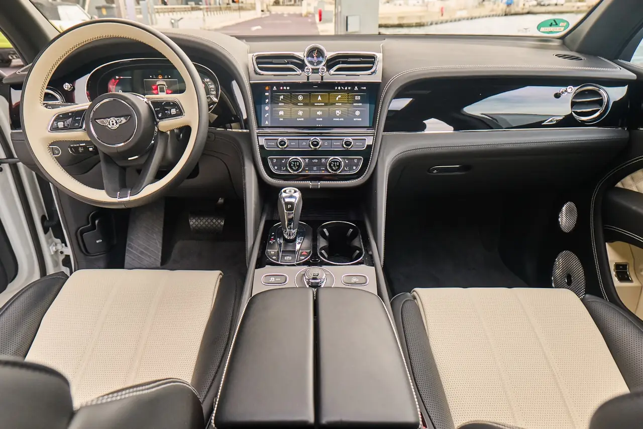 Bentley Bentayga V8-S 2024, cruscotto — Priveo Cars, Europa. Bentley Bentayga V8-S 2024