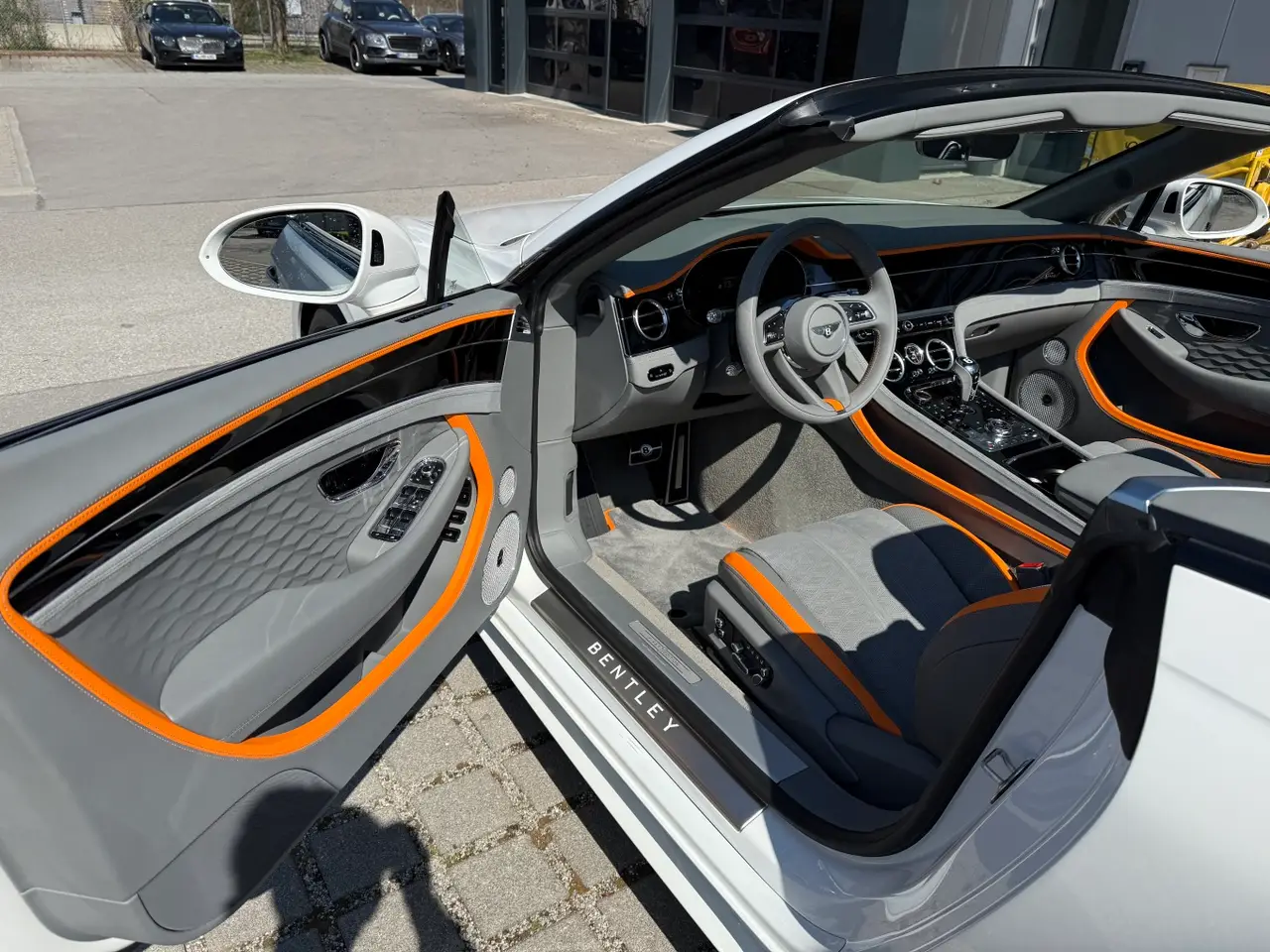 Bentley Continental GTC Speed 2025, vista frontale — Priveo Cars, Europa. Bentley Continental GTC Speed 2025