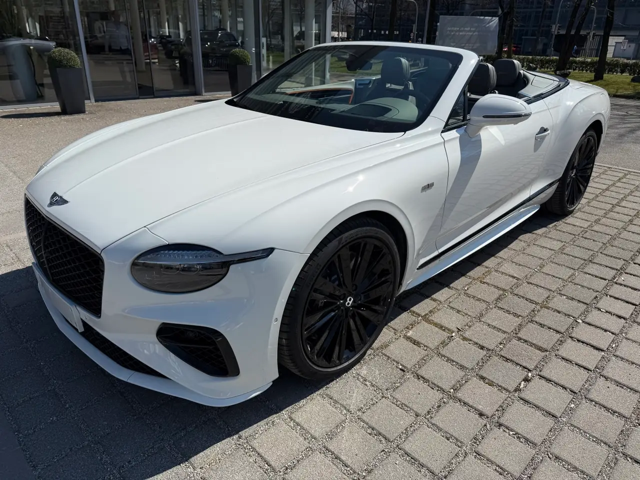 Bentley Continental GTC Speed 2025, cruscotto — Priveo Cars, Europa. Bentley Continental GTC Speed 2025