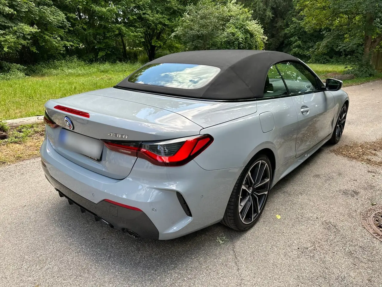 BMW 430i Cabrio 2023, vista frontale — Priveo Cars, Europa. BMW 430i Cabrio 2023