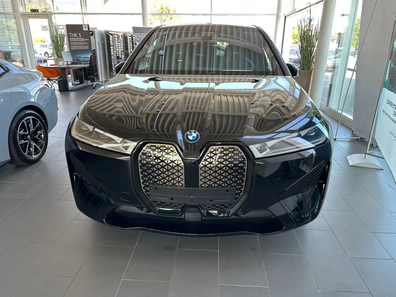 BMW IX M60 2023, vista frontale — Priveo Cars, Europa. BMW IX M60 2023