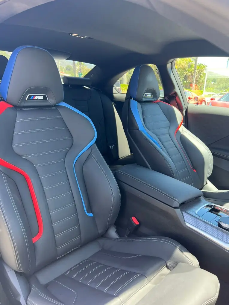 BMW M2 2024, vista posteriore — Priveo Cars, Europa. BMW M2 2024