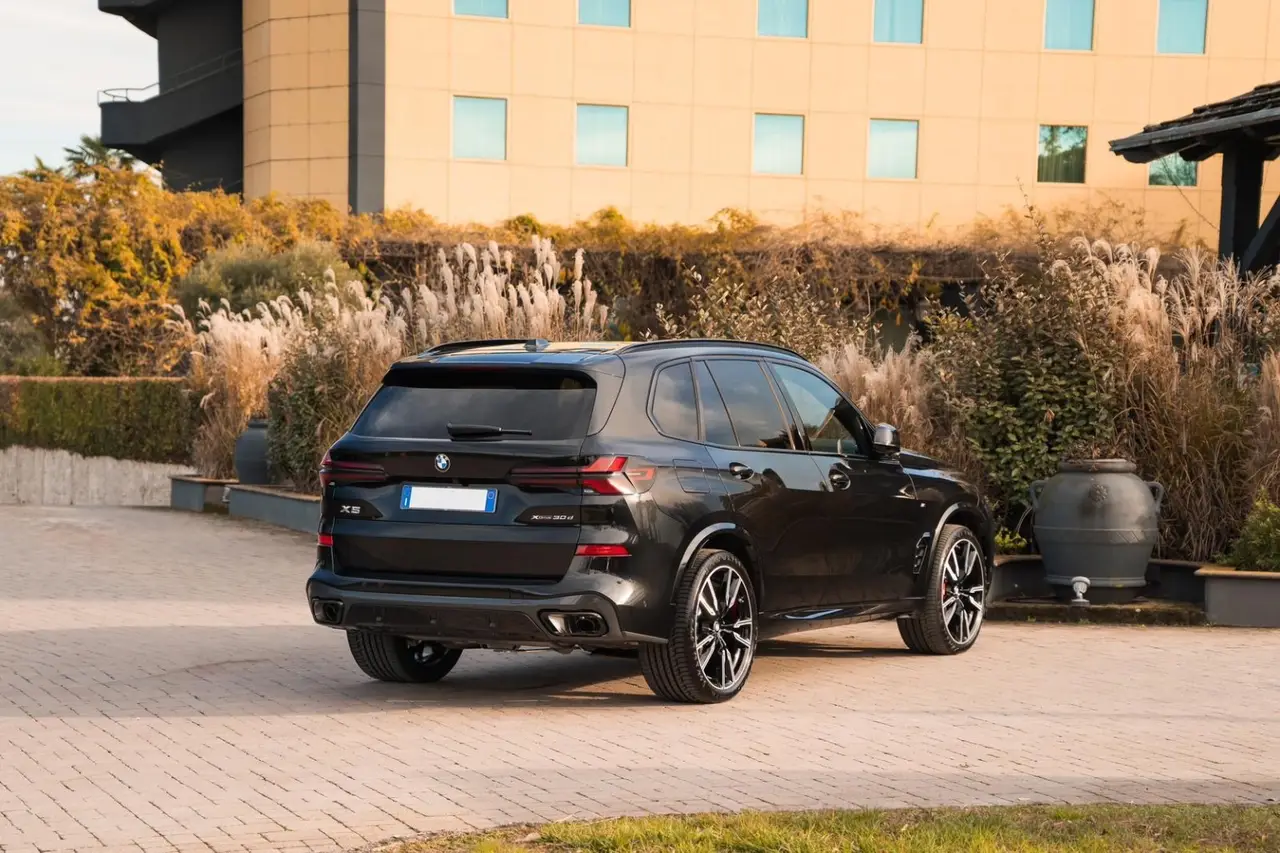 BMW X5 M-pack 30d 2025, vista frontale — Priveo Cars, Europa. BMW X5 M-pack 30d 2025