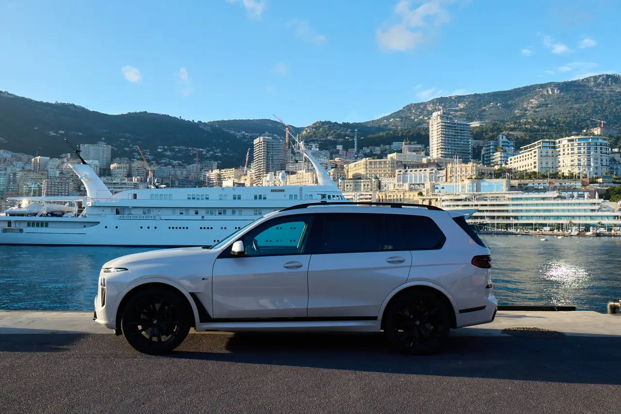 BMW X7 40d M 2024, esterno — Priveo Cars, Europa. BMW X7 40d M 2024