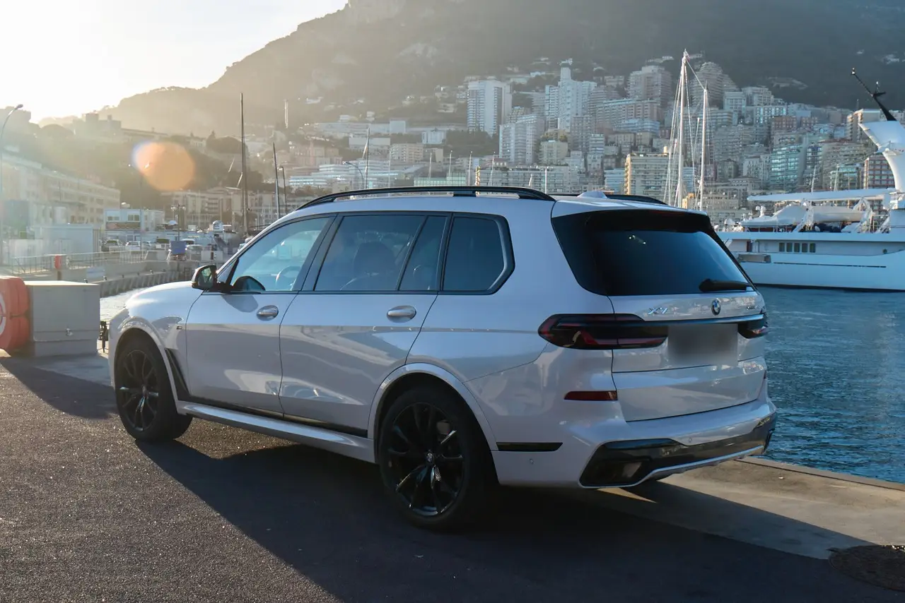 BMW X7 40d M 2024, vista frontale — Priveo Cars, Europa. BMW X7 40d M 2024