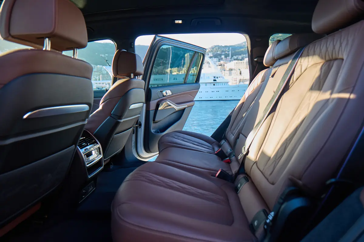 BMW X7 40d M 2024, vista trasera — Priveo Cars, Europa