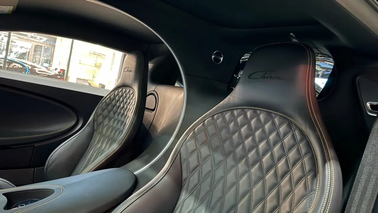 Bugatti Chiron 110 Ani 2019, cruscotto — Priveo Cars, Europa. Bugatti Chiron 110 Ani 2019