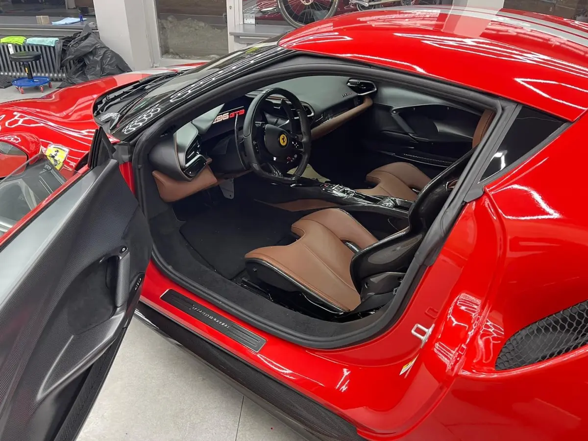 Ferrari 296 GTB 2023, vista frontal — Priveo Cars, Europa