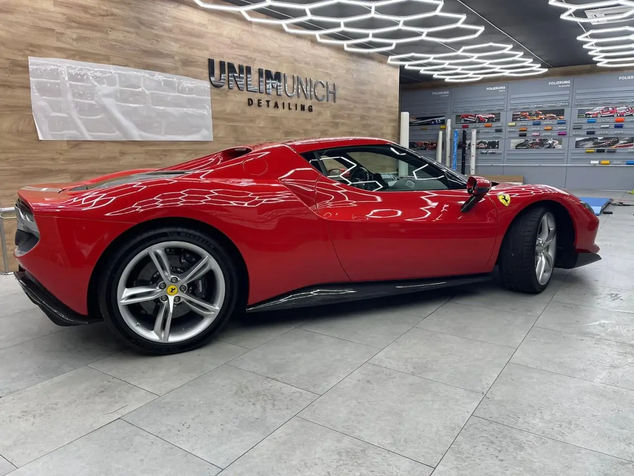 Ferrari 296 GTB 2023, interni — Priveo Cars, Europa. Ferrari 296 GTB 2023