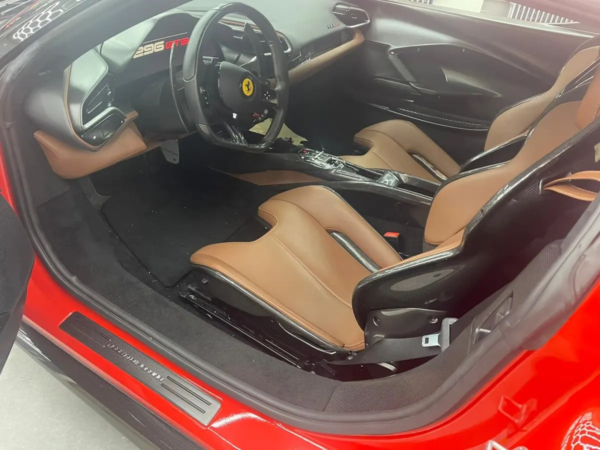 Ferrari 296 GTB 2023, salpicadero — Priveo Cars, Europa