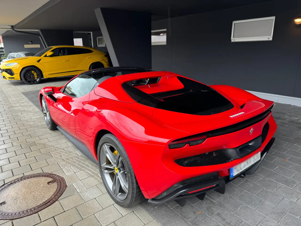 Ferrari 296 GTS Spider 2024, vista frontale — Priveo Cars, Europa. Ferrari 296 GTS Spider 2024