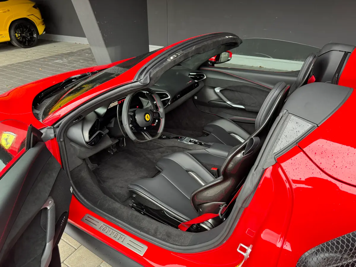 Ferrari 296 GTS Spider 2024, приборная панель — Priveo Cars, Европа