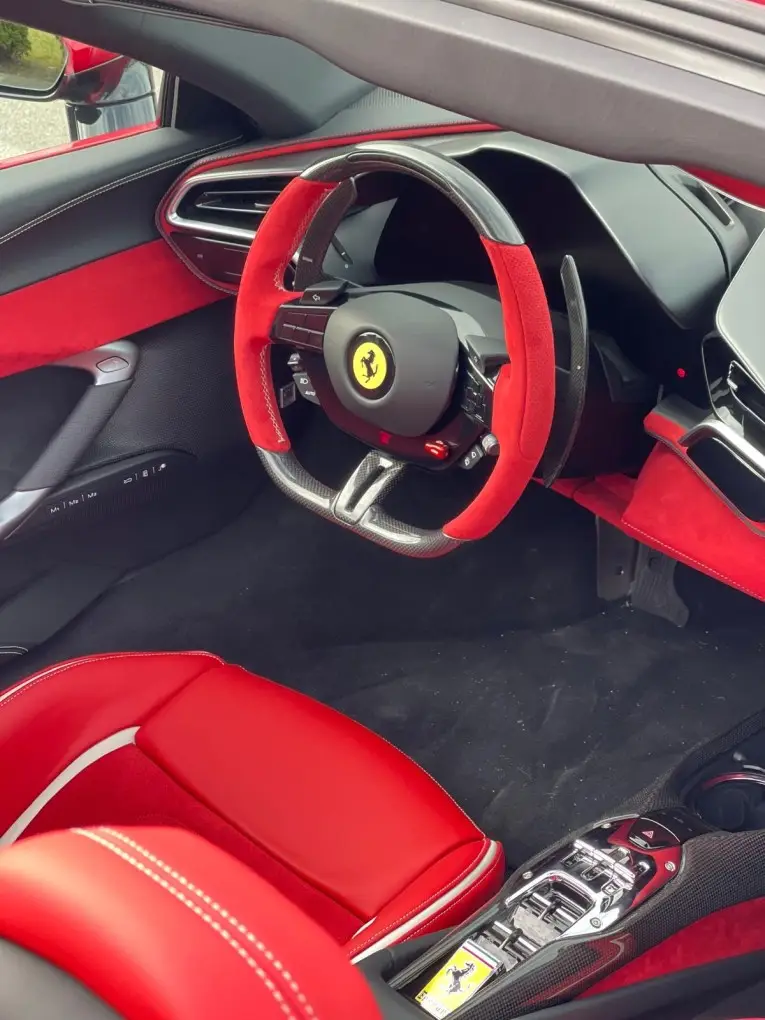 Ferrari 296 GTS Spider 2025, interni — Priveo Cars, Europa. Ferrari 296 GTS Spider 2025