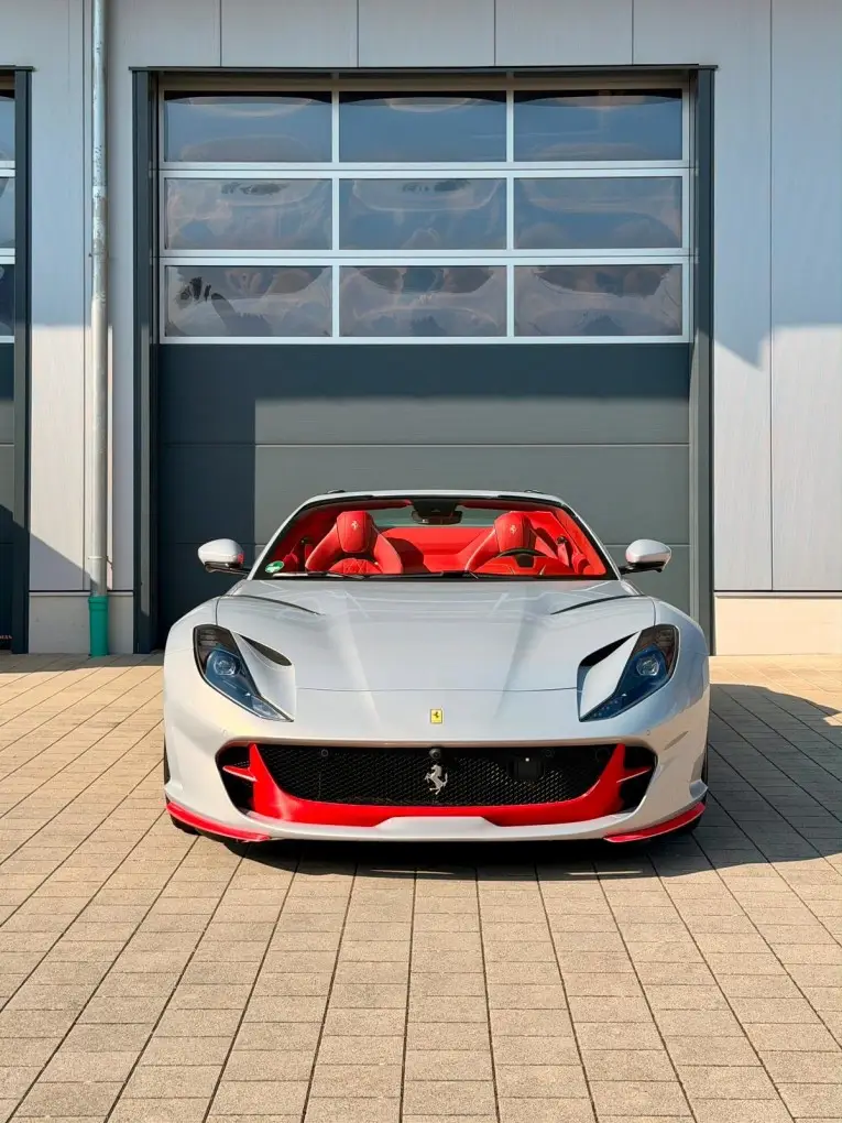 Ferrari 812 GTS 2024, vista frontale — Priveo Cars, Europa. Ferrari 812 GTS 2024