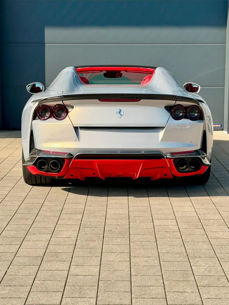 Ferrari 812 GTS 2024, vista posteriore — Priveo Cars, Europa. Ferrari 812 GTS 2024