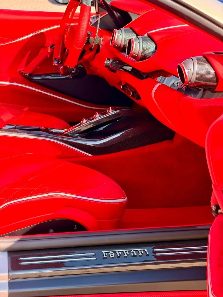 Ferrari 812 GTS 2024, interni — Priveo Cars, Europa. Ferrari 812 GTS 2024