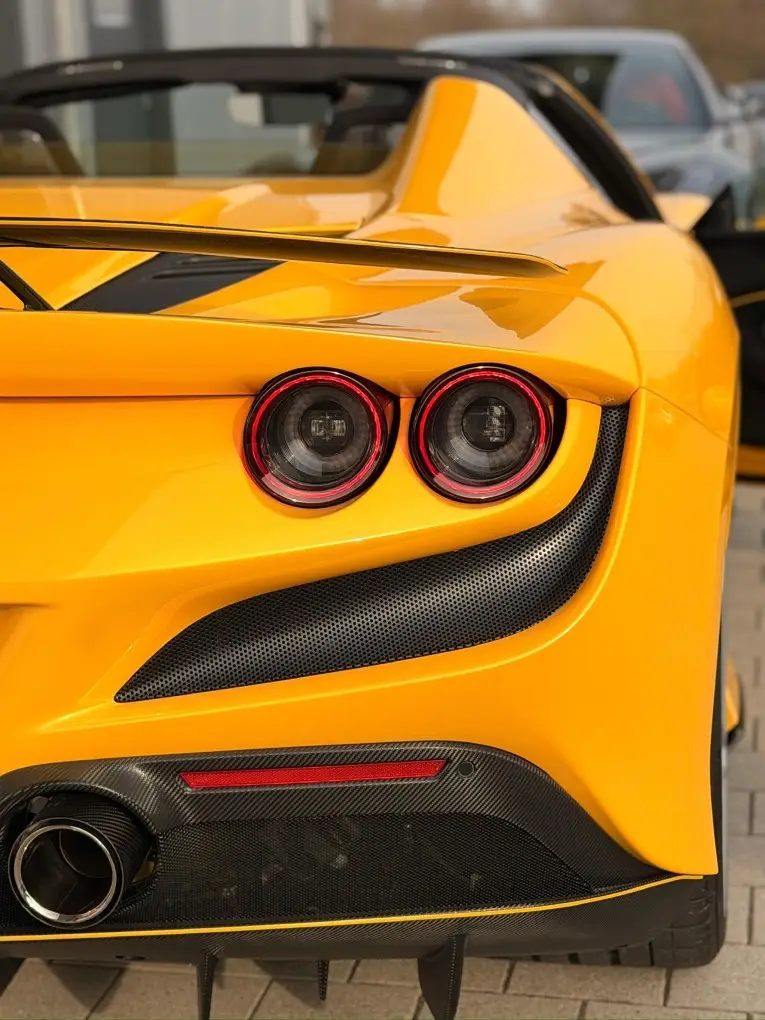 Ferrari F8 SPIDER 2023, vista frontale — Priveo Cars, Europa. Ferrari F8 SPIDER 2023