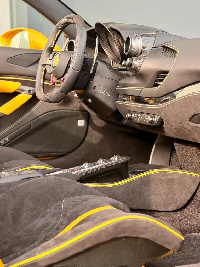 Ferrari F8 SPIDER 2023, cruscotto — Priveo Cars, Europa. Ferrari F8 SPIDER 2023