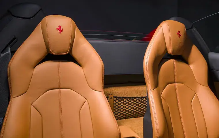 Ferrari F8 Tributo Spider Red 2023, vista posteriore — Priveo Cars, Europa