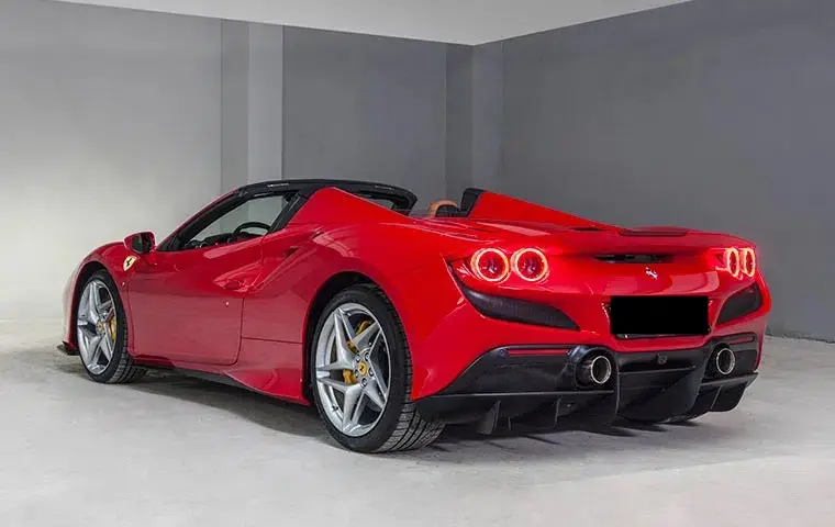 Ferrari F8 Tributo Spider Red 2023, interni — Priveo Cars, Europa