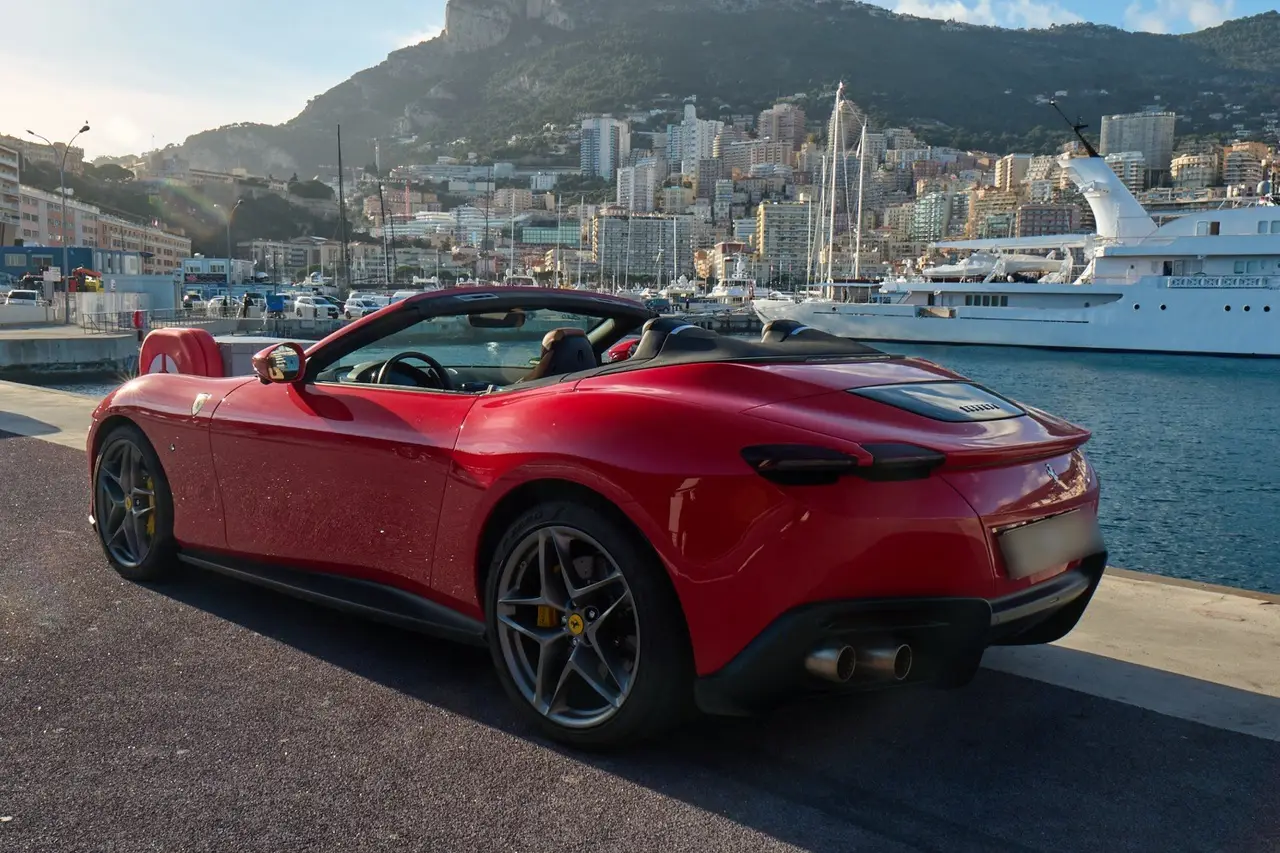 Ferrari Roma Spider 2024, vista frontale — Priveo Cars, Europa. Ferrari Roma Spider 2024