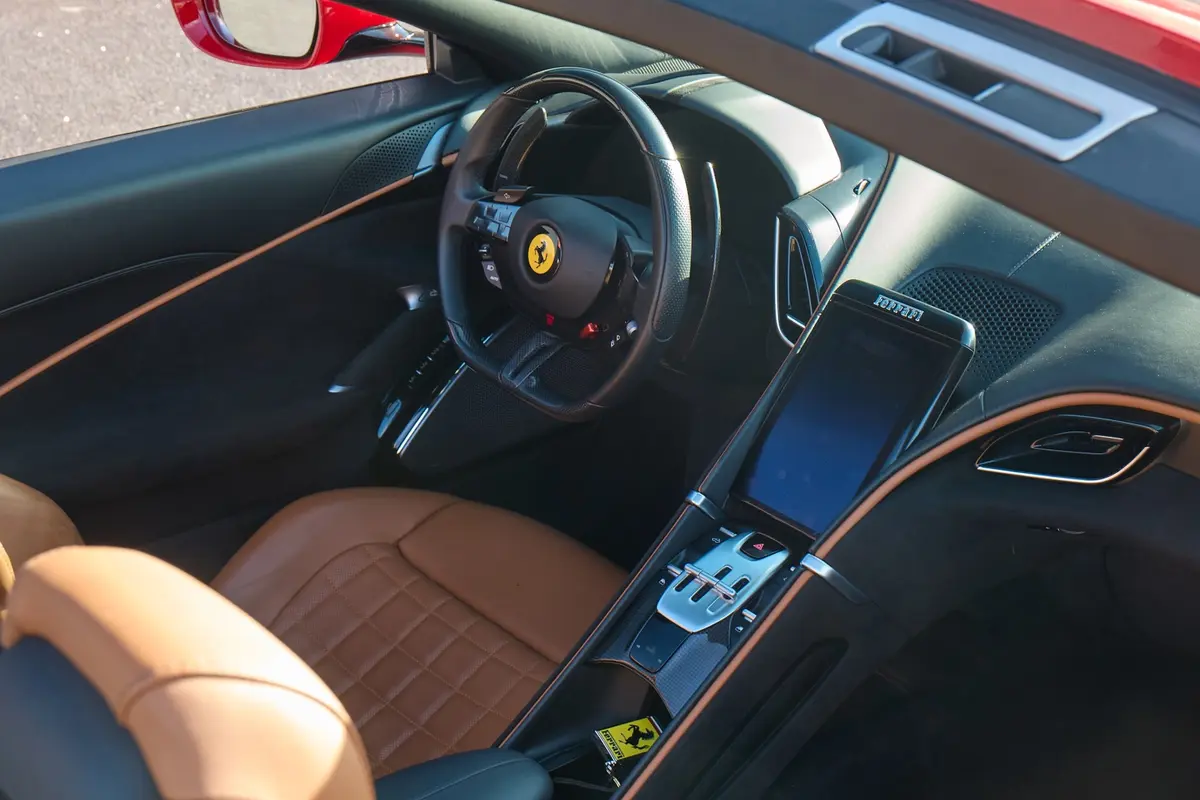 Ferrari Roma Spider 2024, vista trasera — Priveo Cars, Europa