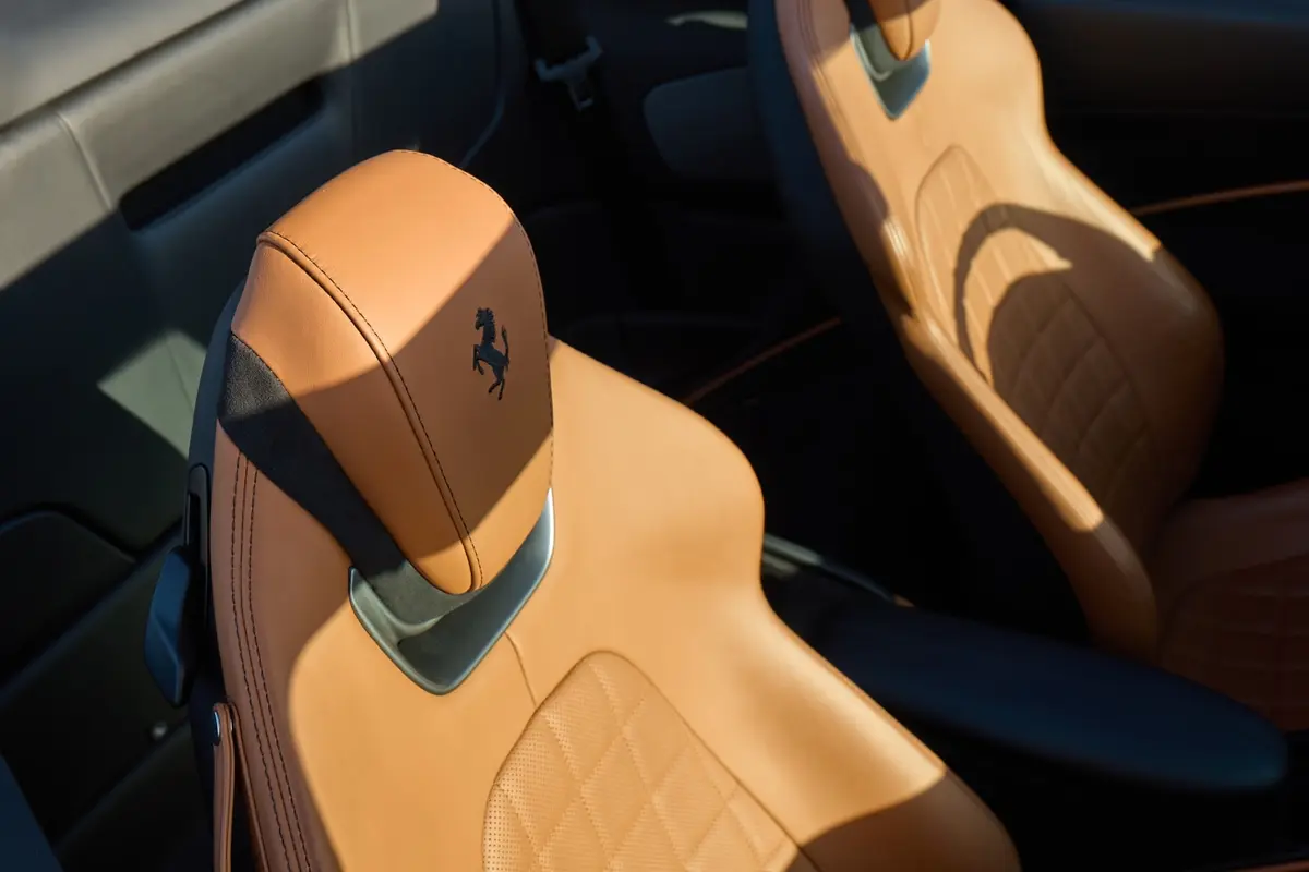 Ferrari Roma Spider 2024, interior — Priveo Cars, Europa