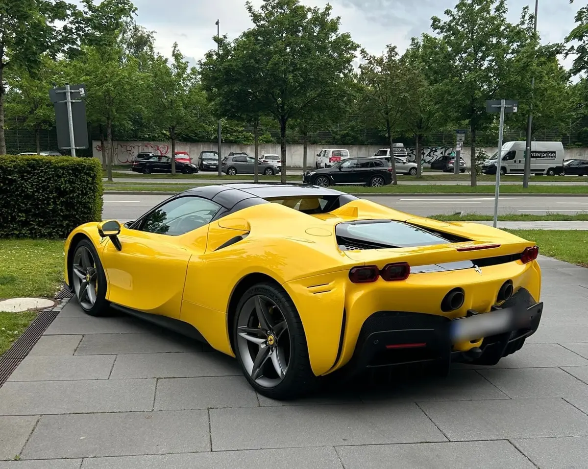 Ferrari SF90 Spider 2024, vista frontal — Priveo Cars, Europa