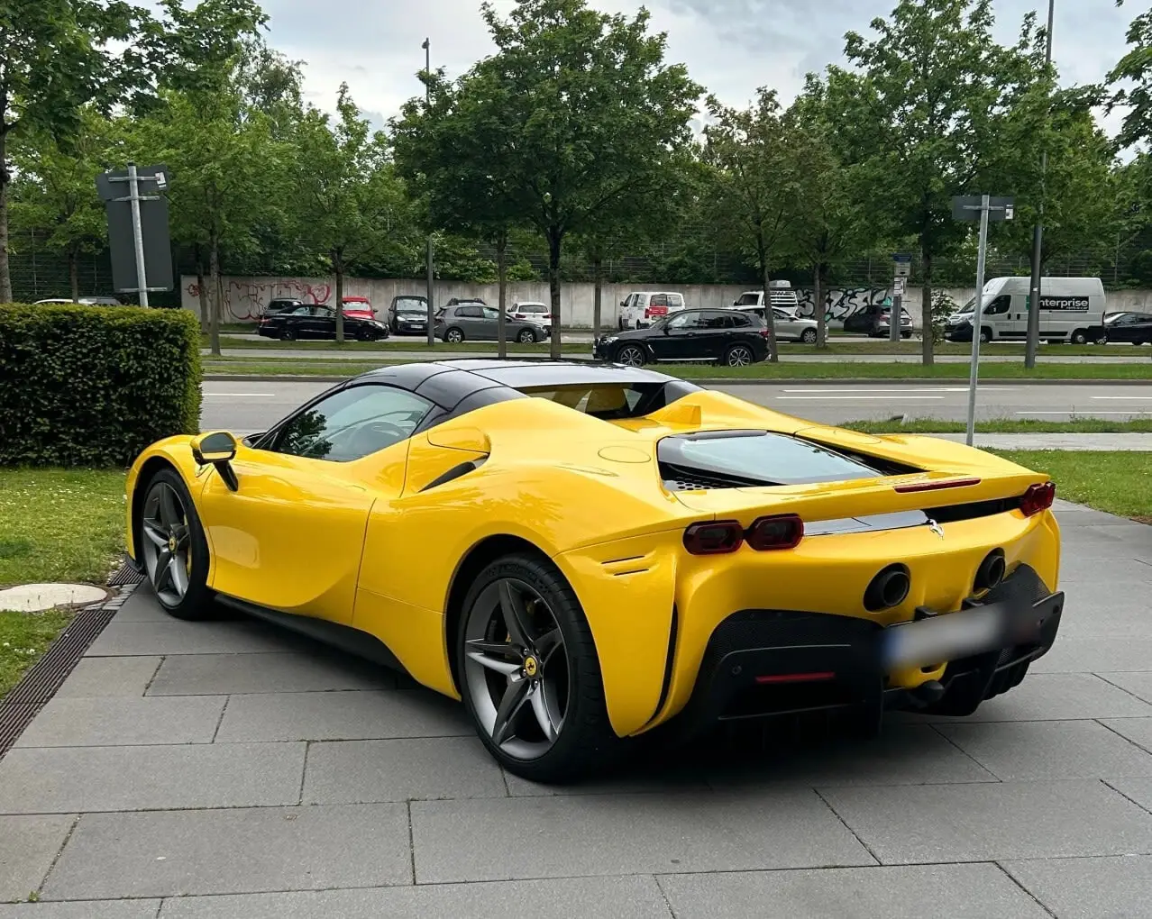 Ferrari SF90 Spider 2024, vista frontale — Priveo Cars, Europa. Ferrari SF90 Spider 2024