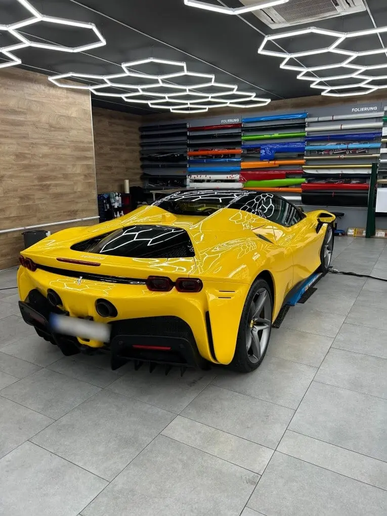 Ferrari SF90 Spider 2024, vista trasera — Priveo Cars, Europa