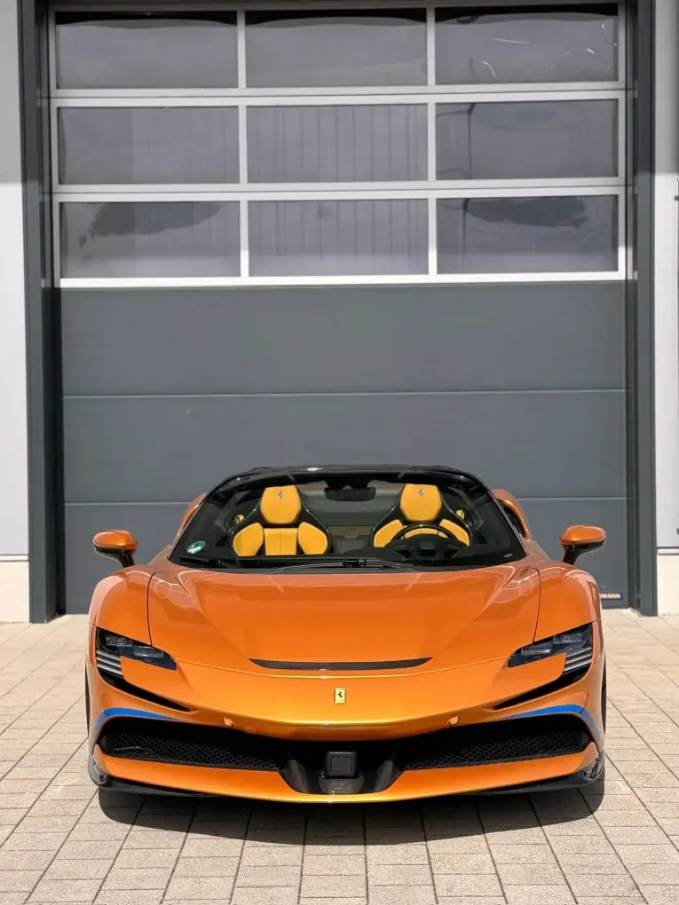 Ferrari SF90 Spider Tailor Made 2025, vista frontale — Priveo Cars, Europa. Ferrari SF90 Spider Tailor Made 2025