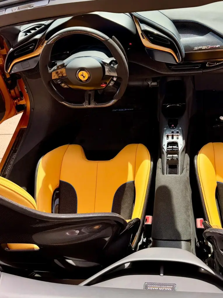 Ferrari SF90 Spider Tailor Made 2025, cruscotto — Priveo Cars, Europa. Ferrari SF90 Spider Tailor Made 2025