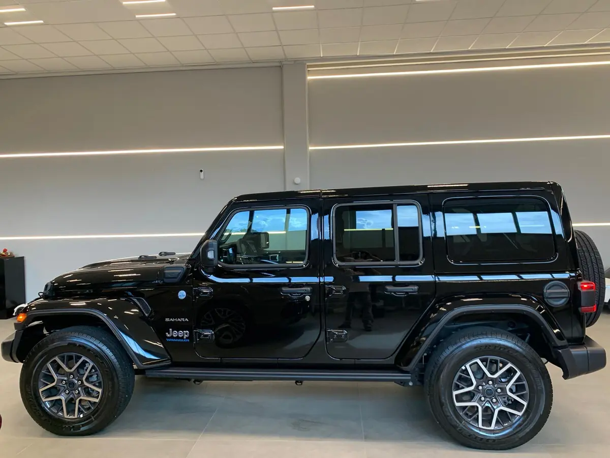 Jeep Wrangler 2025, side profile — Priveo Cars, Europe