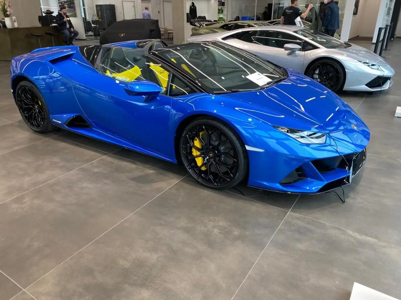 Lamborghini Huracan Evo Spyder 2022, vista frontale — Priveo Cars, Europa. Lamborghini Huracan Evo Spyder 2022