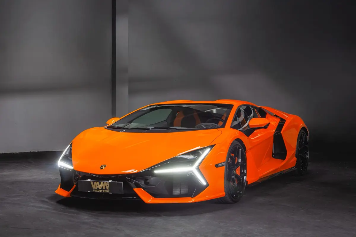 Lamborghini Revuelto 2026, vista frontal — Priveo Cars, Europa