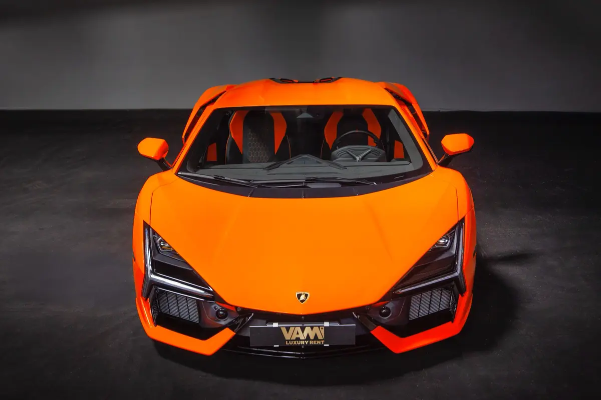 Lamborghini Revuelto 2026, vista trasera — Priveo Cars, Europa